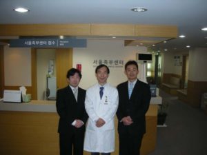 足の外科外来にて　中央 Woo-Chun Lee先生, 右側 嶋洋明先生